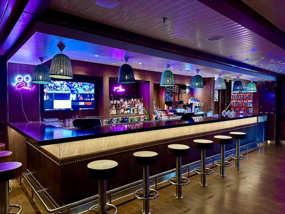 The Crew Bar on Carnival Jubilee.jpg